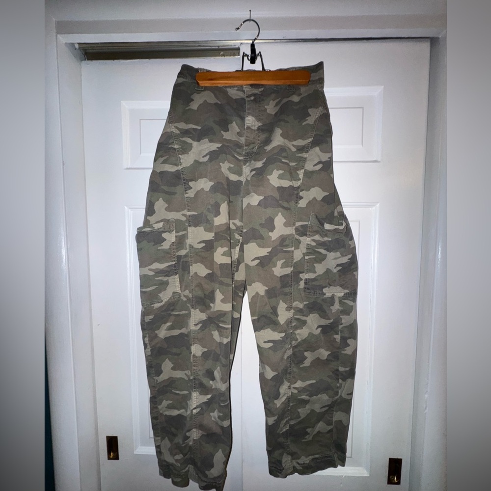 American Eagle Camouflage Cargo Pants sz 14. Wide leg.